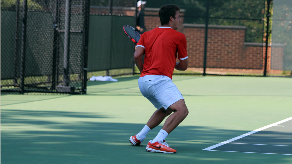 athlete practicing tennis footwork to learn how to reduce knee pain