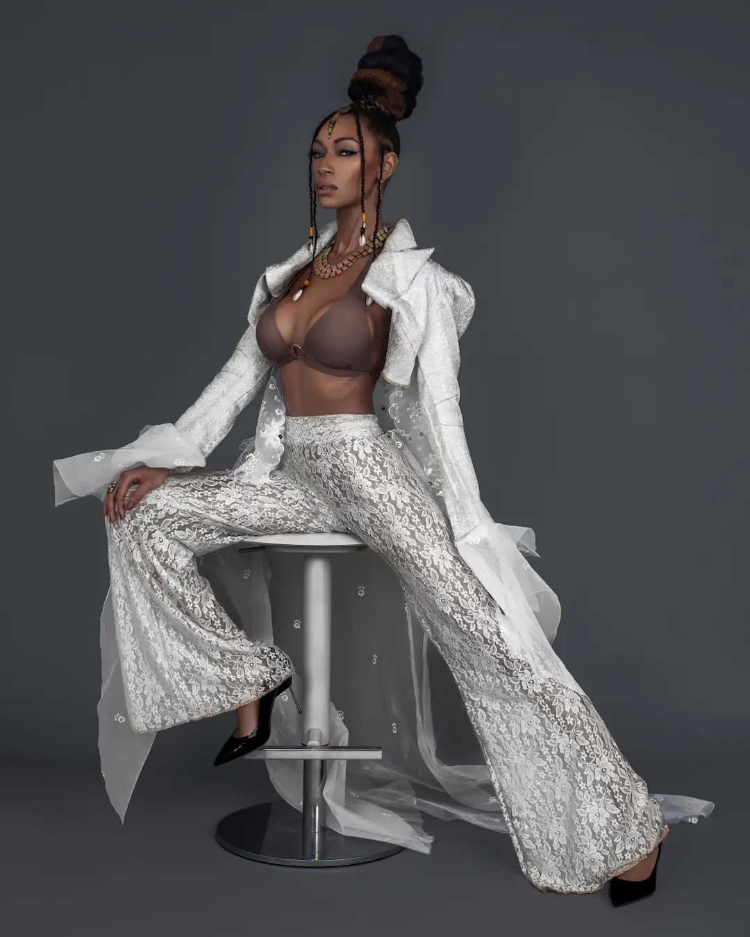 Black fashion model in a white look representing professional preparation and reliability